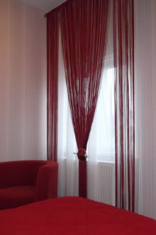 Завеси от бургундски нишки