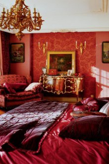 Бургундски завеси в спалнята