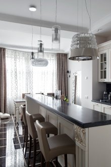 Kaunter bar klasik untuk dapur yang luas