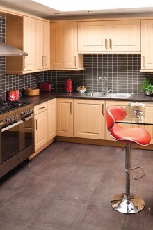 Tempat kerja batu dengan bar kaca di dapur