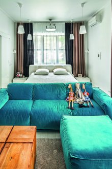 Тюркоазен диван в спалнята