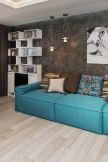 Тюркоазен диван в трапезарията