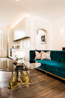 Тюркоазен диван в студио апартамент