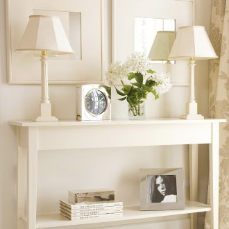 Бяла маса в коридора