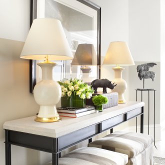 Маса в коридора с гранитни плотове