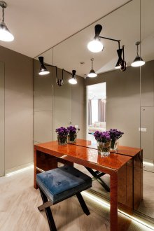 Лакирана конзолна маса в коридора