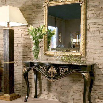 Малка маса в коридора с позлата