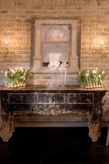 Антична маса в коридора