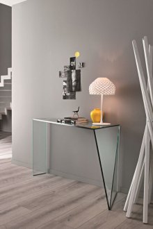 Стъклена маса в коридора