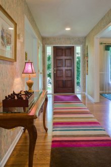 Тясна маса в коридора