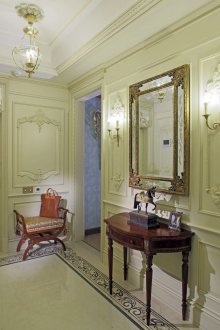 Малка маса в коридора с чекмедже