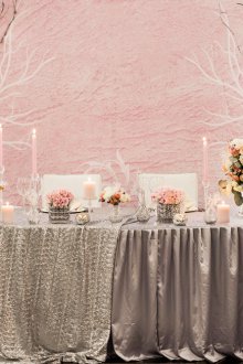 Настройка на масата на булката и младоженеца