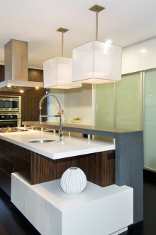 Kaunter bar batu gelap