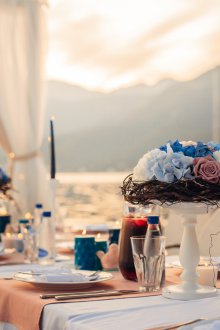 Външен декор на сватбена маса