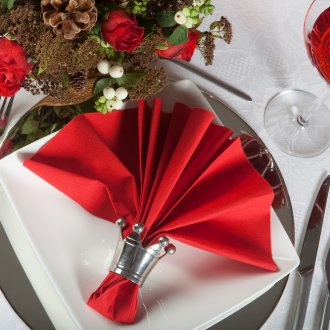 Декора за маса за сватба в червен стил