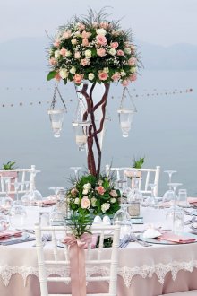 Декор сватбена маса на улицата близо до езерото