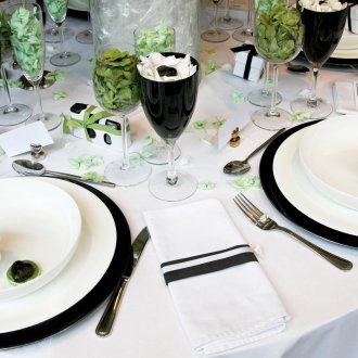 Украса за сватбена маса в черно-бял стил.