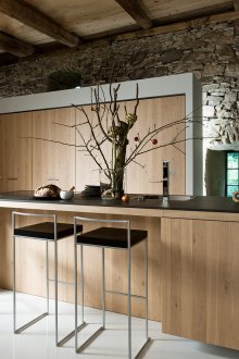 Kaunter bar minimalis yang diperbuat daripada kayu dan batu