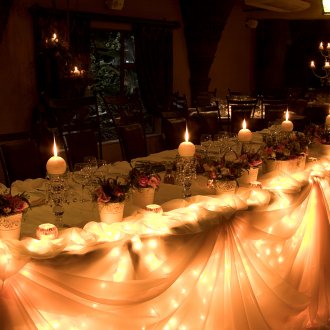 Декора за маса със свещи и подсветка