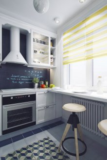 Kaunter bar sempit dengan tingkap di dapur