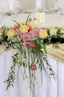 Декорация от маса от златен плат