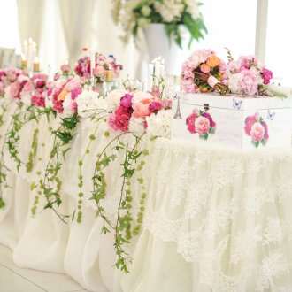 Декорация за дантелена сватбена маса