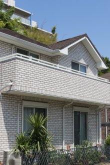 Сива тухлена фасада