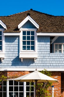 Два вида тухли за фасадата