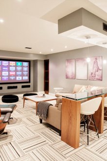 Kaunter bar diperbuat daripada kayu dan kaca