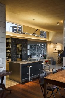 Kaunter bar dengan bahagian atas kaca