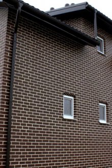 Тухлена фасада на къщата