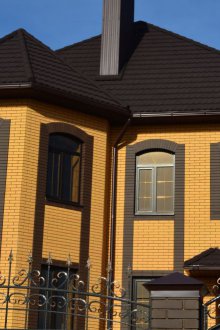 Жълта тухлена фасада