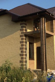 Жълта тухлена фасада