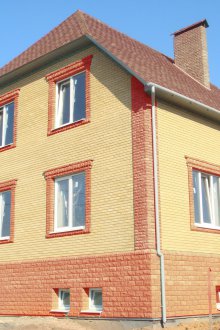 Жълта тухлена фасада