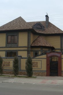 Жълта тухлена фасада