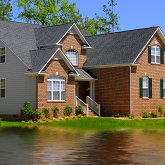 Комбинацията от фасадата на тухлите от два цвята