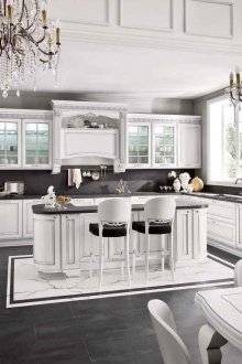 Kaunter bar di dapur klasik yang luas