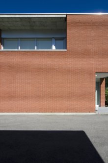 Съвременна тухлена фасада