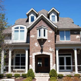 Фасада от тухлена къща