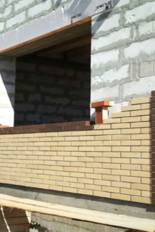 Изправена пред къщата с жълта тухла