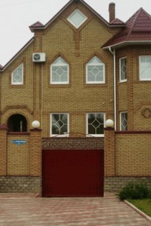 Къща от жълта тухла