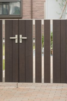 Фантастична дървена порта