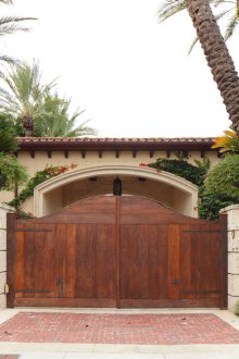 Голяма дървена порта