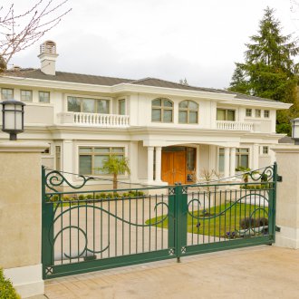 Зелена метална порта