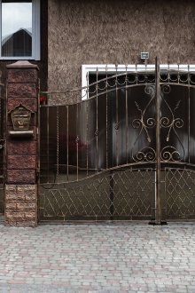 Красива метална порта