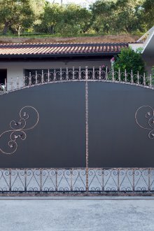 Сива метална порта