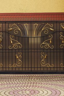 Красива кована метална порта