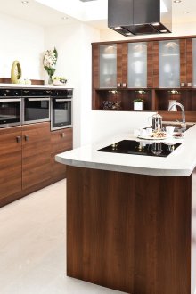Kaunter bar kayu dengan worktop batu