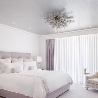 Бели стени в спалнята