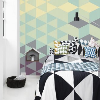 Диаманти на стената в спалнята